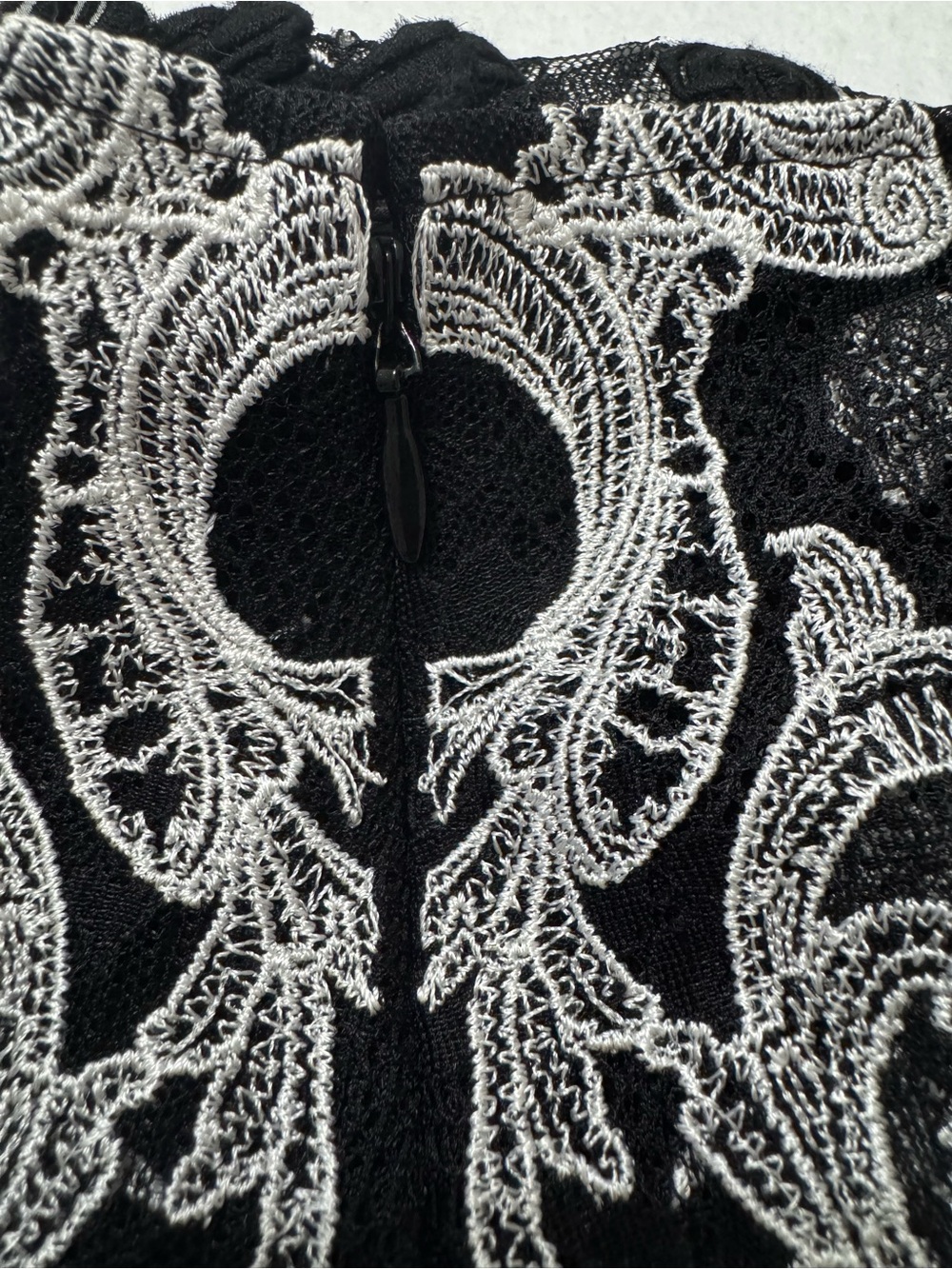 Kobi Halperin Black and White Cold-Shoulder Lace Shift Dress Sz 8 - Picture 9 of 11